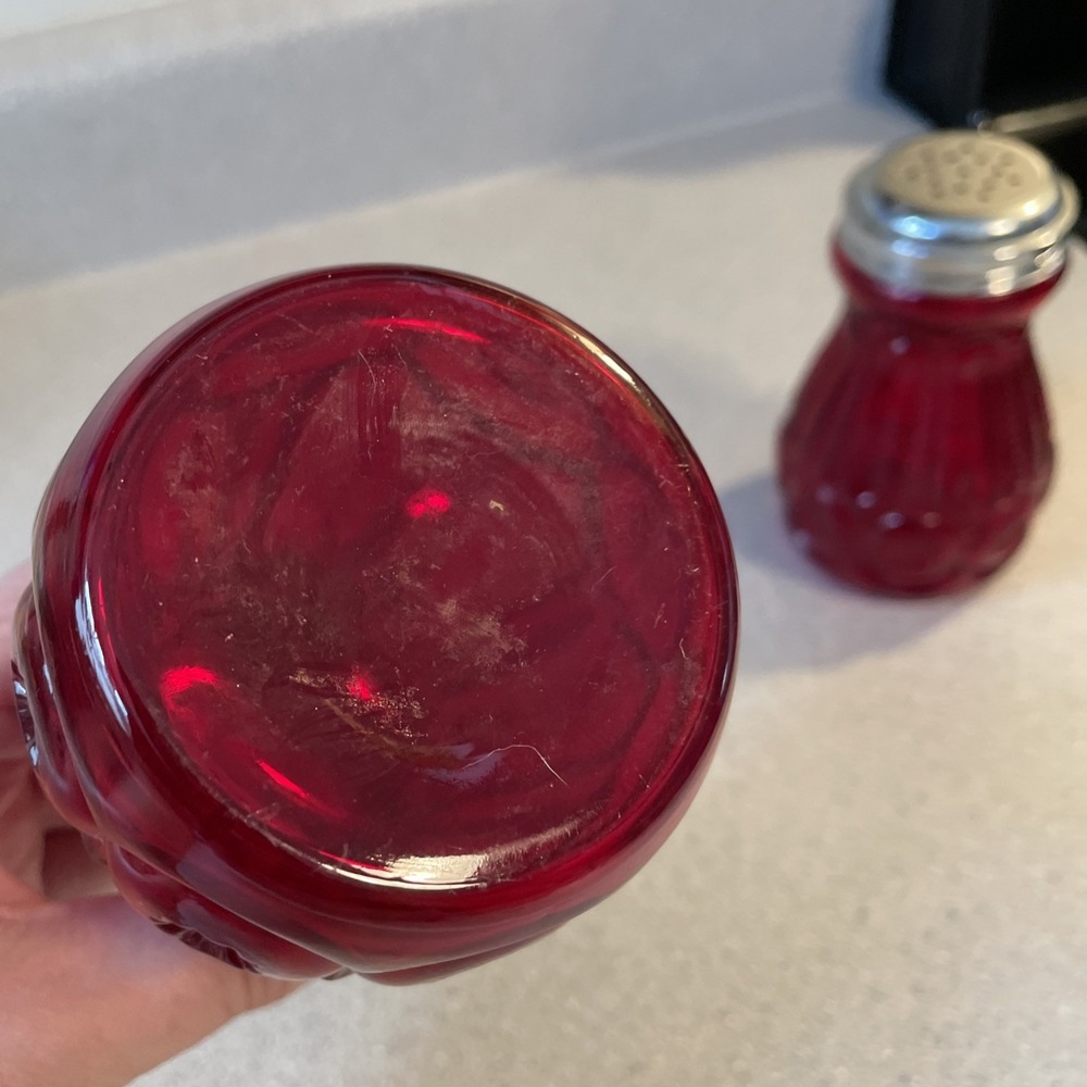 Vtg New LE Smith Moon and Star Ruby Red Glass Shaker for Red Pepper Cheese Sugar - Picture 4 of 6